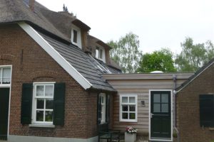 Doorloop tussen schuur en woning, Bathmen